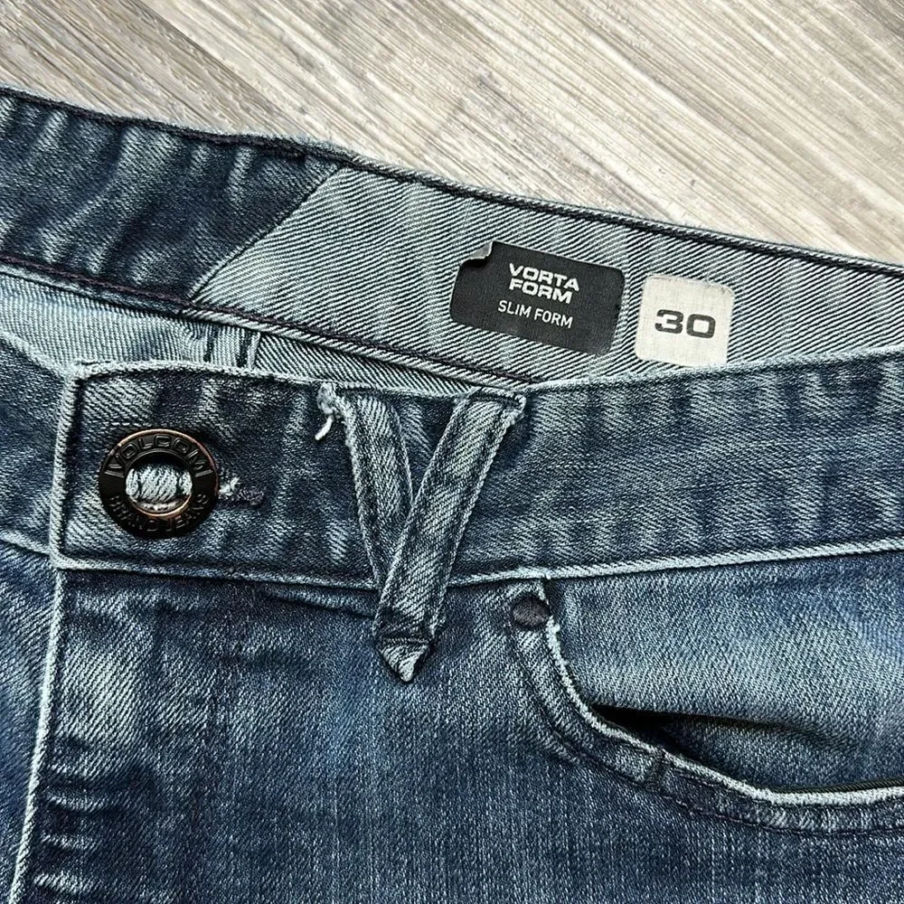 VOLCOM• vorta form• slim form• men’s size 30• indigo blue distressed (1532)